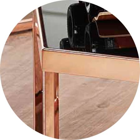 Az asztal és az asztal lábai össze vannak kötve.